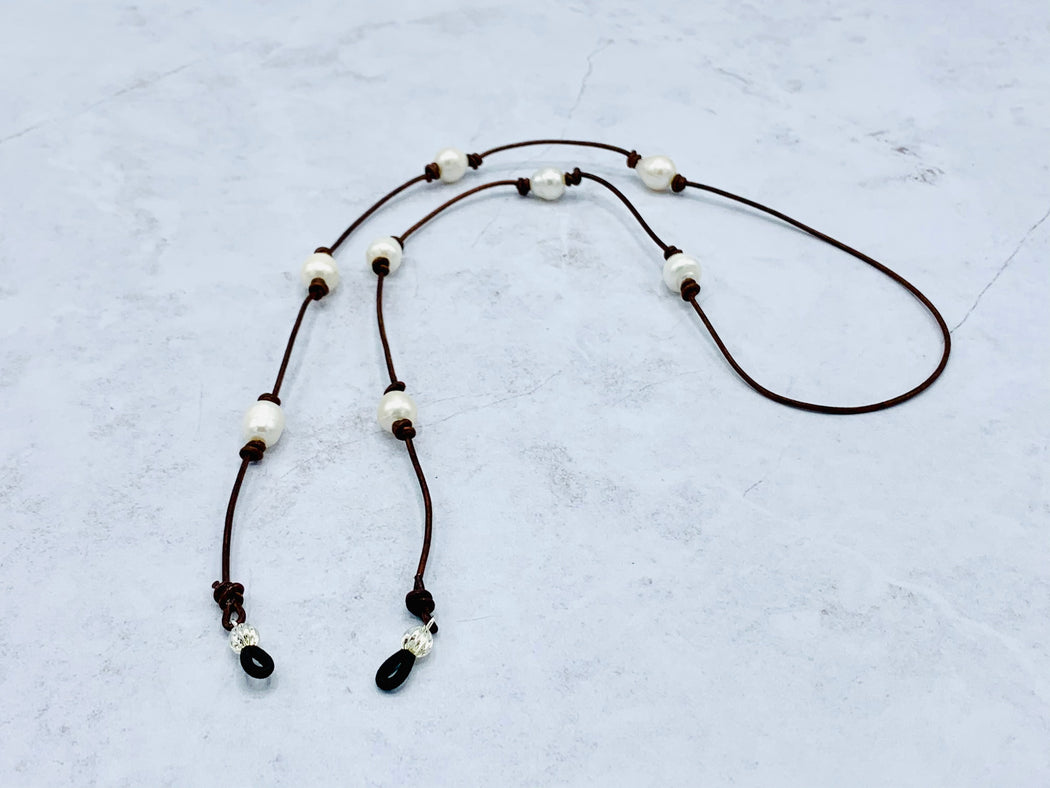 Leather eyeglass chain with leather and pearls